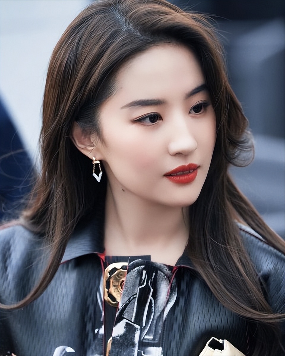 刘亦菲从法国回来了吗,刘亦菲巴黎素颜被偶遇同款上衣