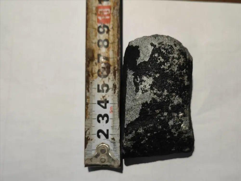 火流星划过杭州夜空，陨石重达数百克，专家建议不要用手直接触摸