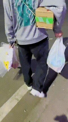 “3W4给女友买战损风上衣...”啊啊啊转身后当场裂开了!