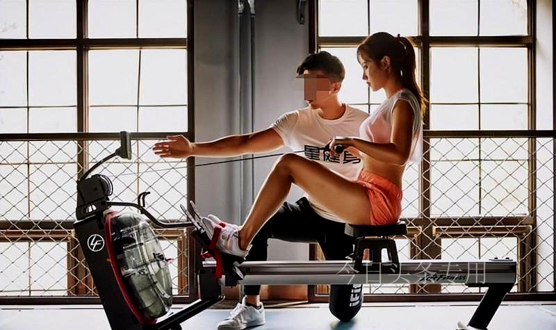 *拍偷**意淫女学员，男教练强行剪开裆部看*处私**，健身房乱象何时休！