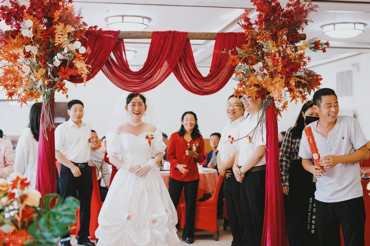 单亲妈妈嫁女儿给新郎红包,单亲妈妈改口给女儿红包