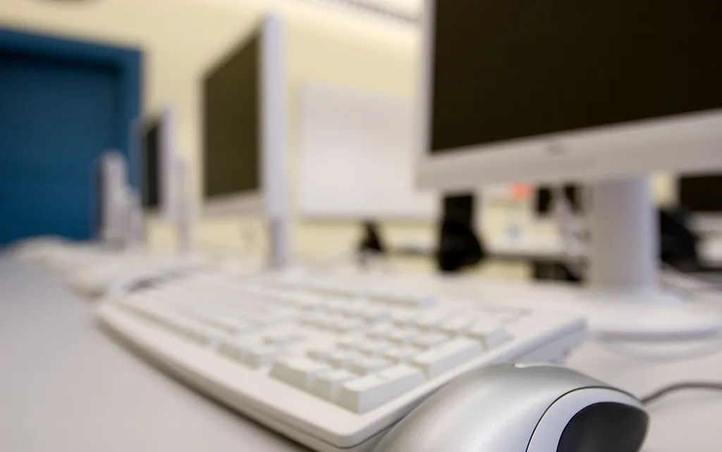 程序员月薪26k,女程序员起步薪资1万8