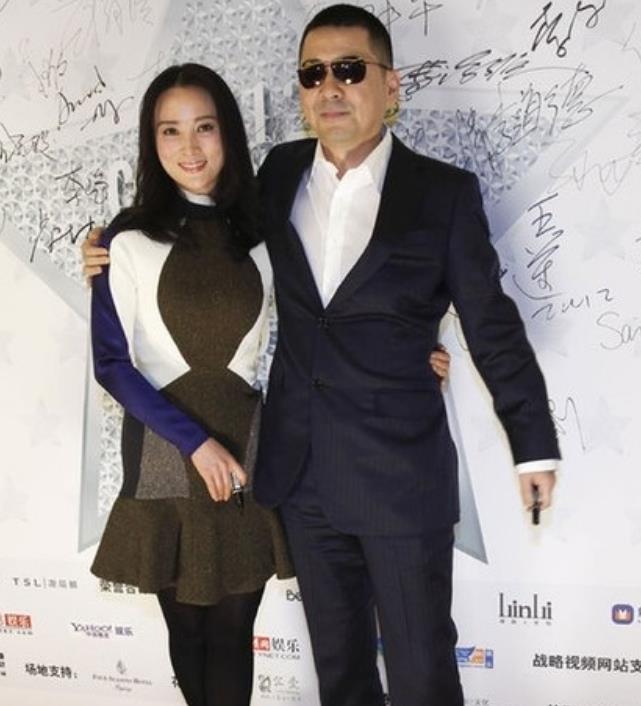 迷人极品少妇,黑丝搭修身裙,完美!