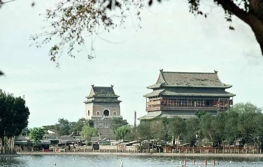 女子身穿日本侵华军装照片,女子穿侵华日军服装摆拍新闻视频