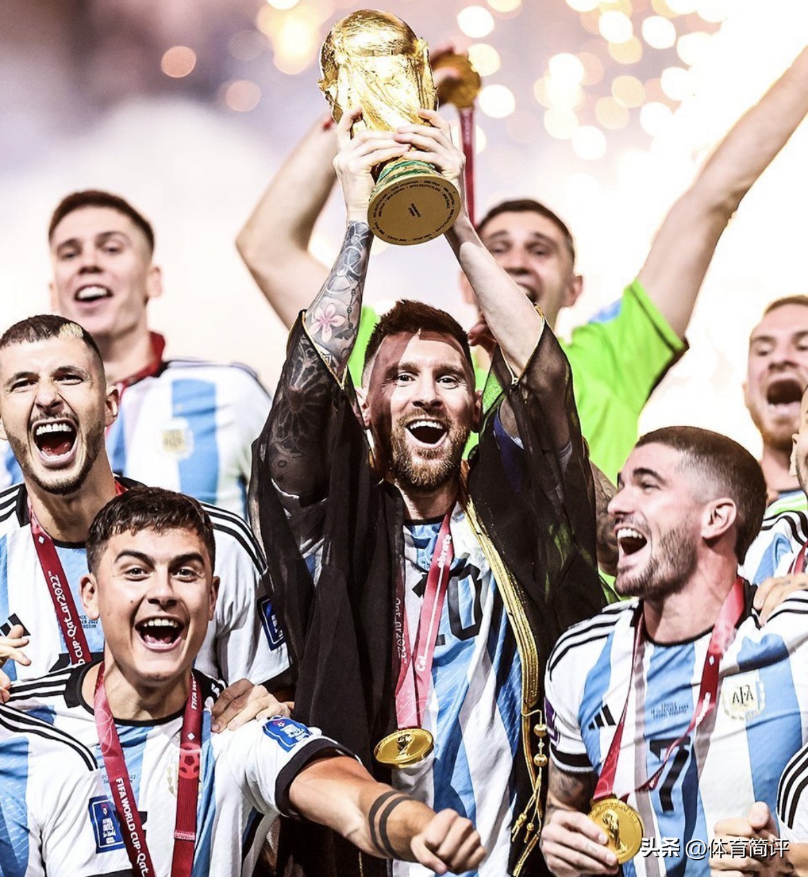 梅西获得金球奖阿根廷队员的反应,卡塔尔世界杯梅西获得金球奖