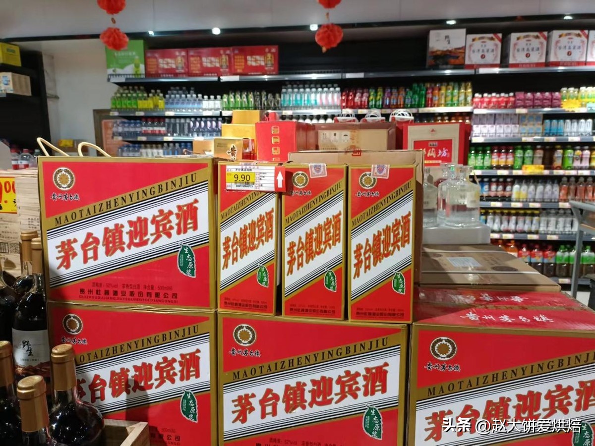 喝酒时酒杯里有白色的东西,酒瓶上有勾兑酒吗