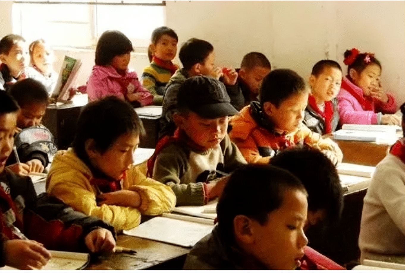 9岁爆火全网的“杀鱼弟”近况曝光：穷人家的孩子，活着有多难？