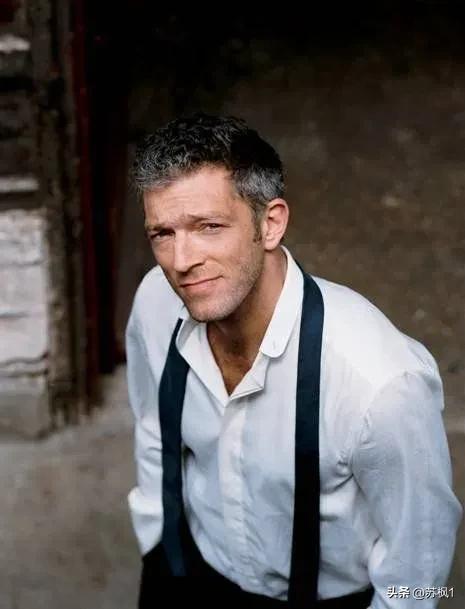 在我没有告诉你她爸妈是谁之前，你觉的她这张街拍美不美？