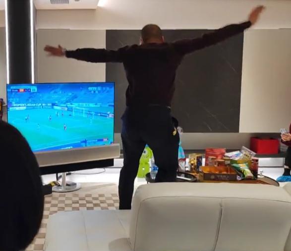 女足夺冠爸爸欢呼,王霜父亲恭喜女足夺冠