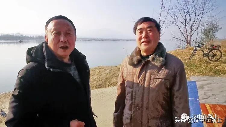 冬泳爱好者低温中畅游泳,冬泳爱好者激情畅游越冷越泳