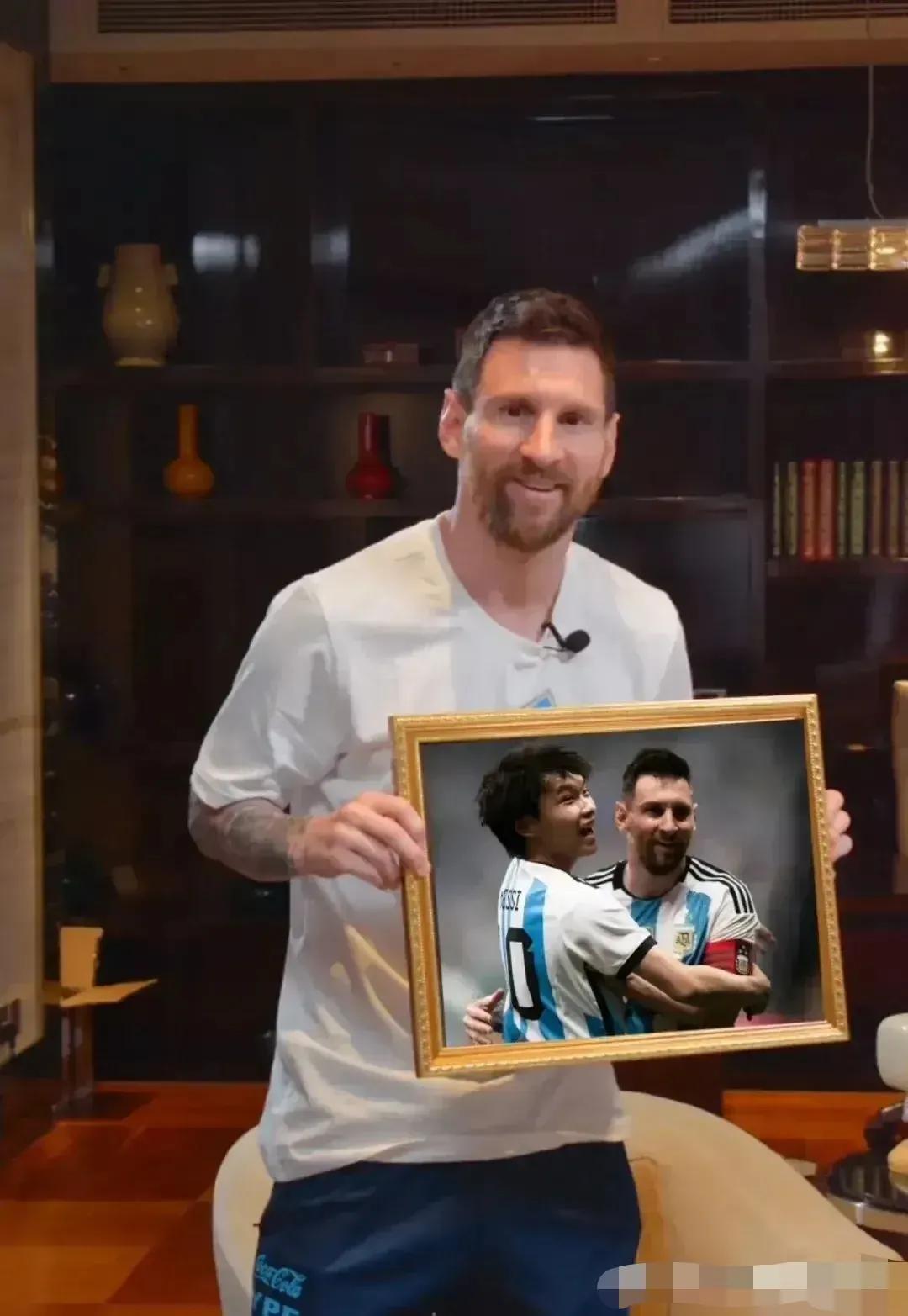 梅西给小球迷签名,梅西给小球迷签名球衣