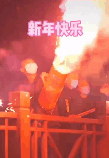 一场烟花登顶热搜！满城美食火成顶流，这座夏日小城太宝藏了！