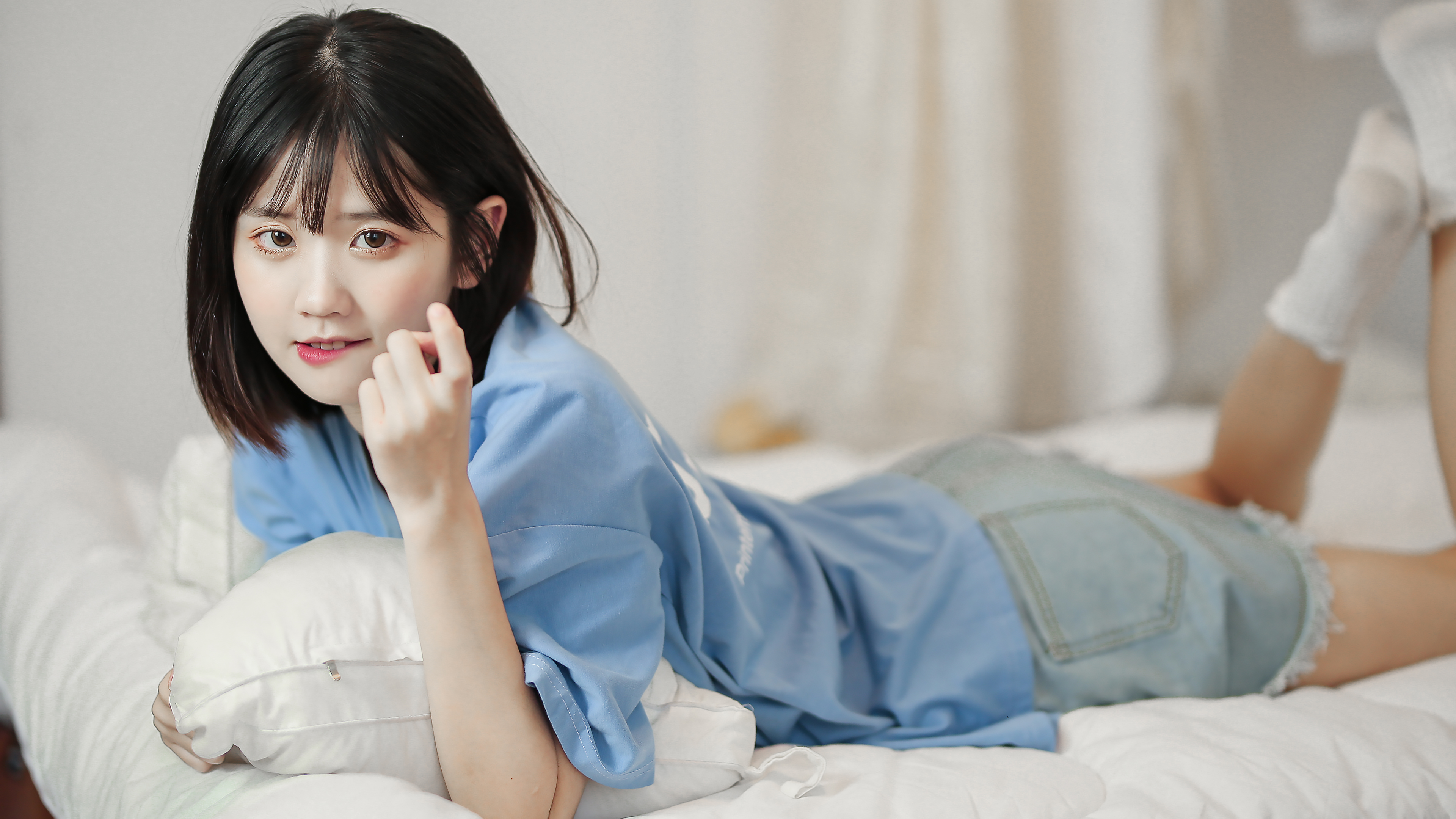 表妹发现表哥偷看小书，当着亲属的面揭露，表哥恼羞成怒引发悲剧