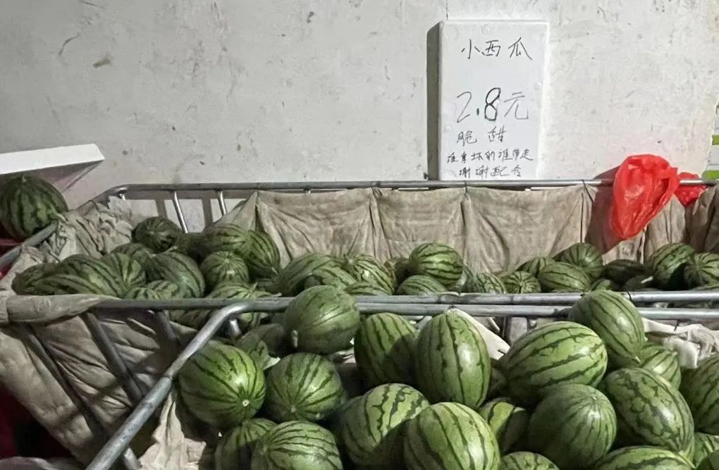 瓜农在自己地里卖瓜合法吗,农民在自家地里卖瓜城管前来执法