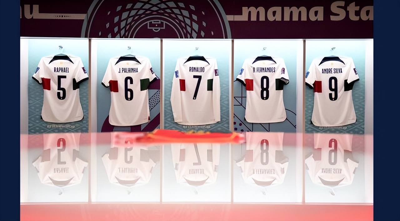 抹着眼泪离开的C罗，强悍外表背后只是因为坚持