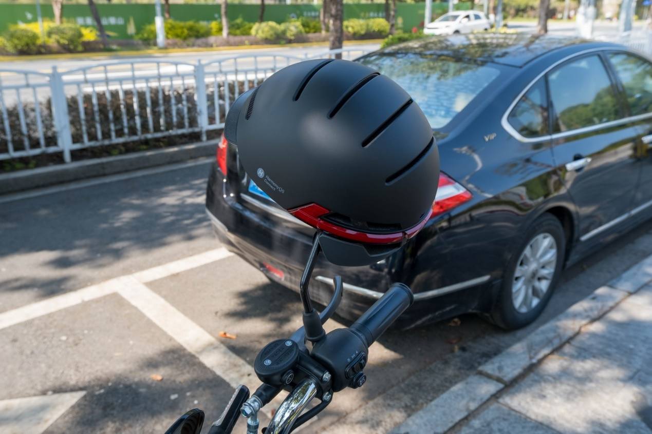 头盔有蓝牙耳机的效果,一款炫酷的智能头盔