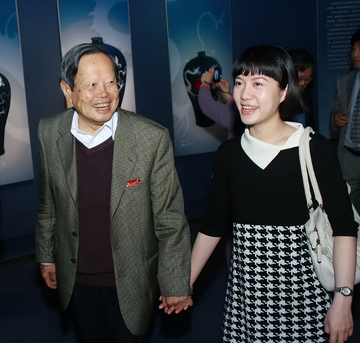 杨振宁跟翁帆分手了吗,杨振宁和翁帆之间真的有爱情吗