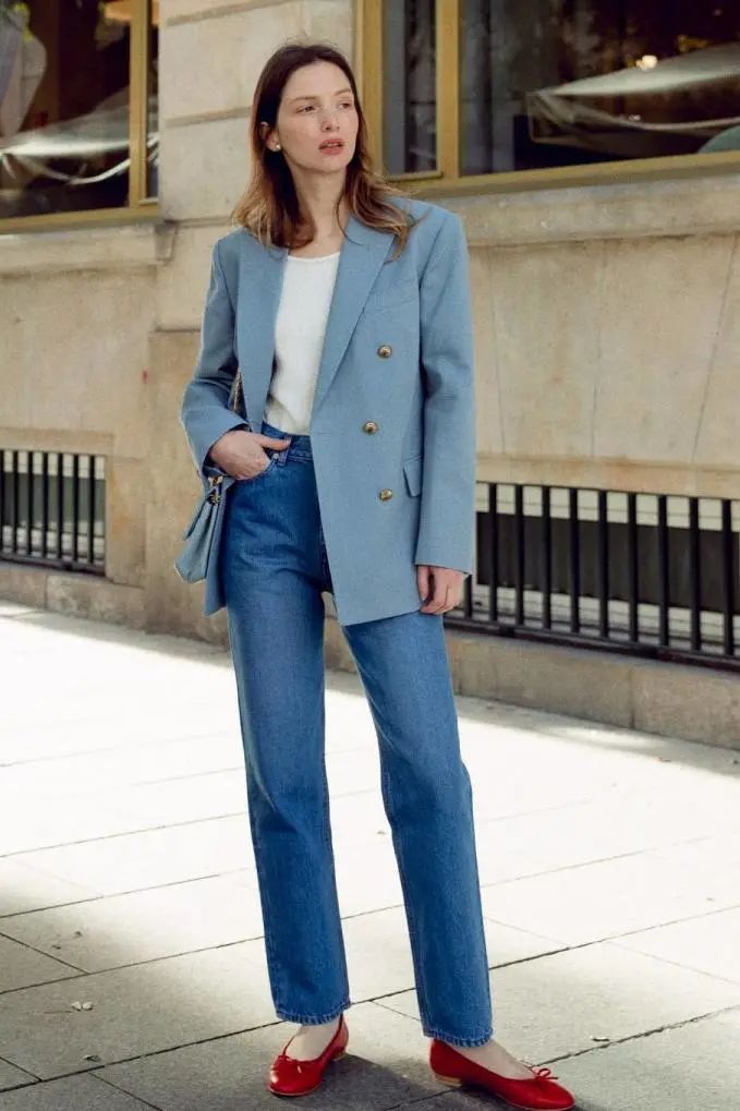 直筒牛仔裤小白鞋穿搭,小白鞋牛仔裤秋冬穿搭图片