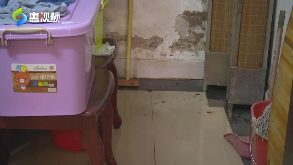 小区地势低洼下雨导致储藏室进水,一小区排水管再漏水至污水淤积