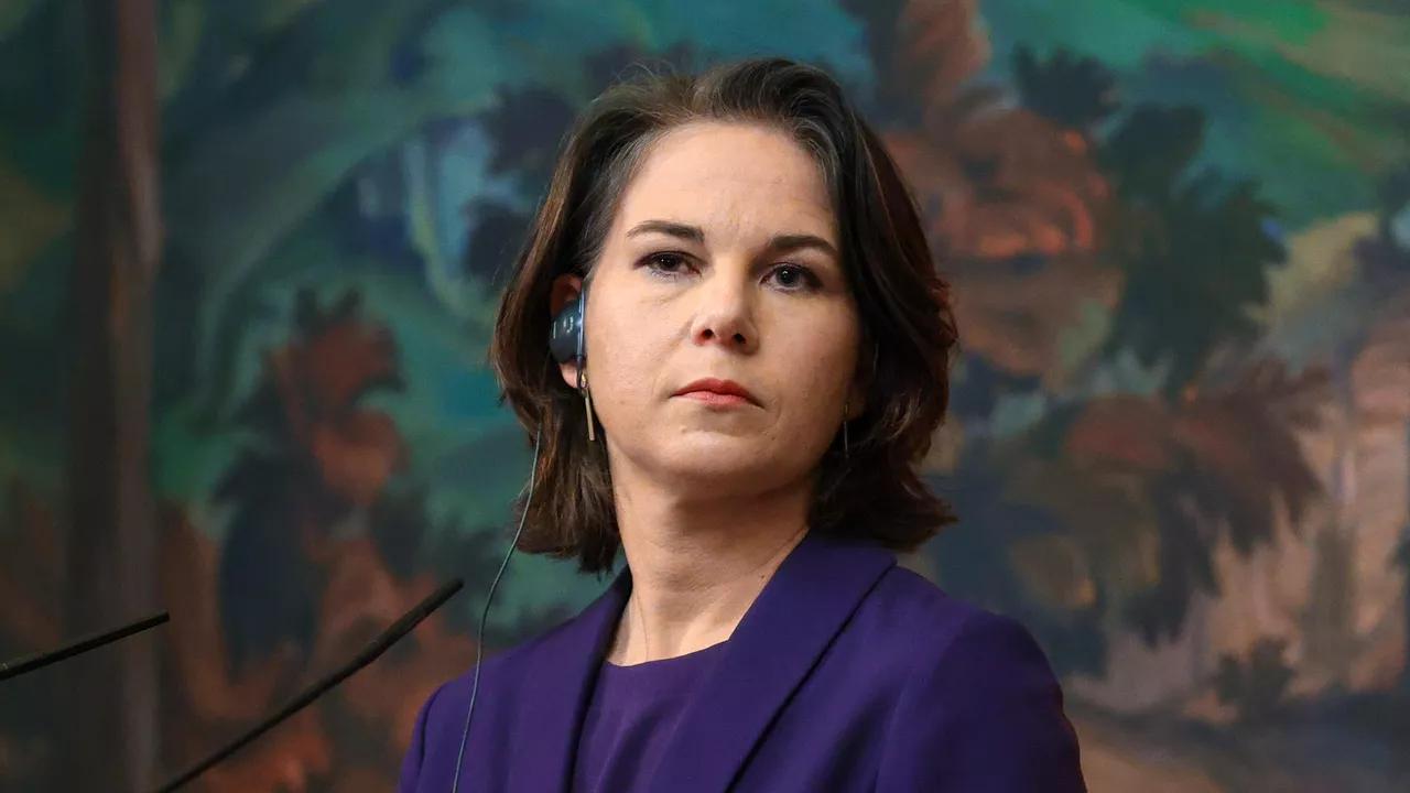 德国外交部长贝尔伯克的学历,德国女外长贝尔伯克访华照片