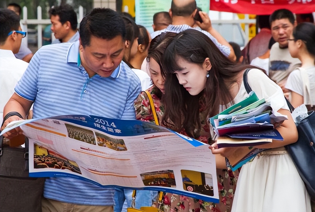高中补课的学生高考成绩,重点高中三年补课最高能花多少钱