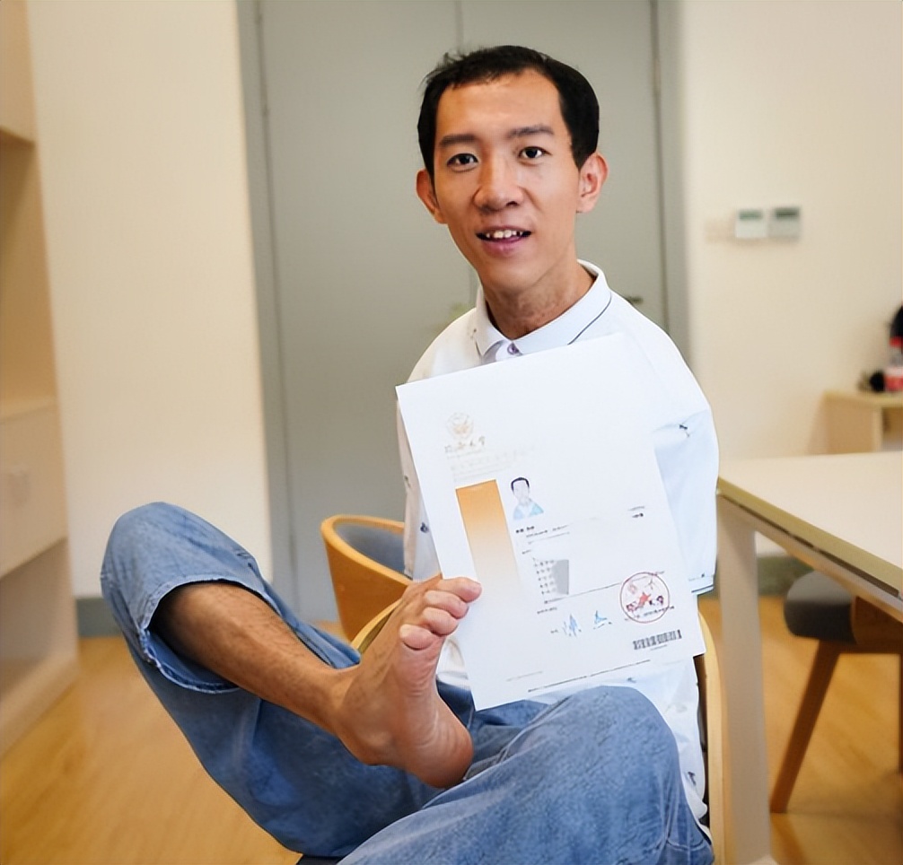 无臂男孩彭超高考,四川无臂青年彭超是哪个高中的