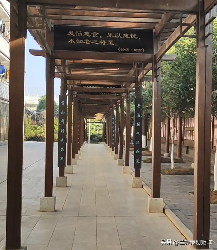 翰墨飘香：何首旺先生和沅郡学校的书画情缘