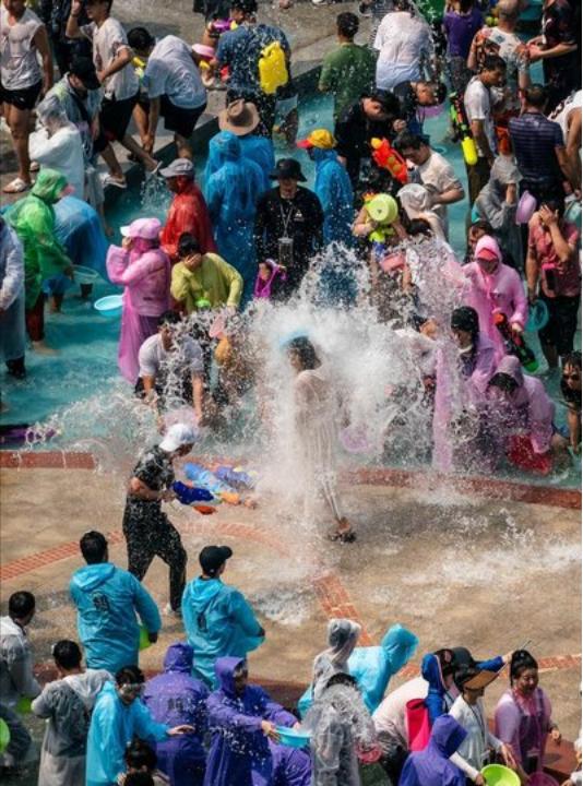 趁着泼水节公然对女生进行骚扰！向女生私密部位喷水还撕扯衣服