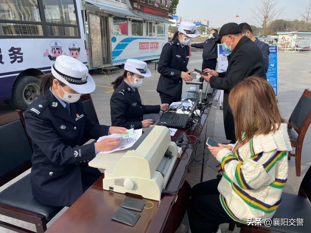 春节我在岗公安交警保通不打烊,春节我在岗交警坚守岗位不打烊