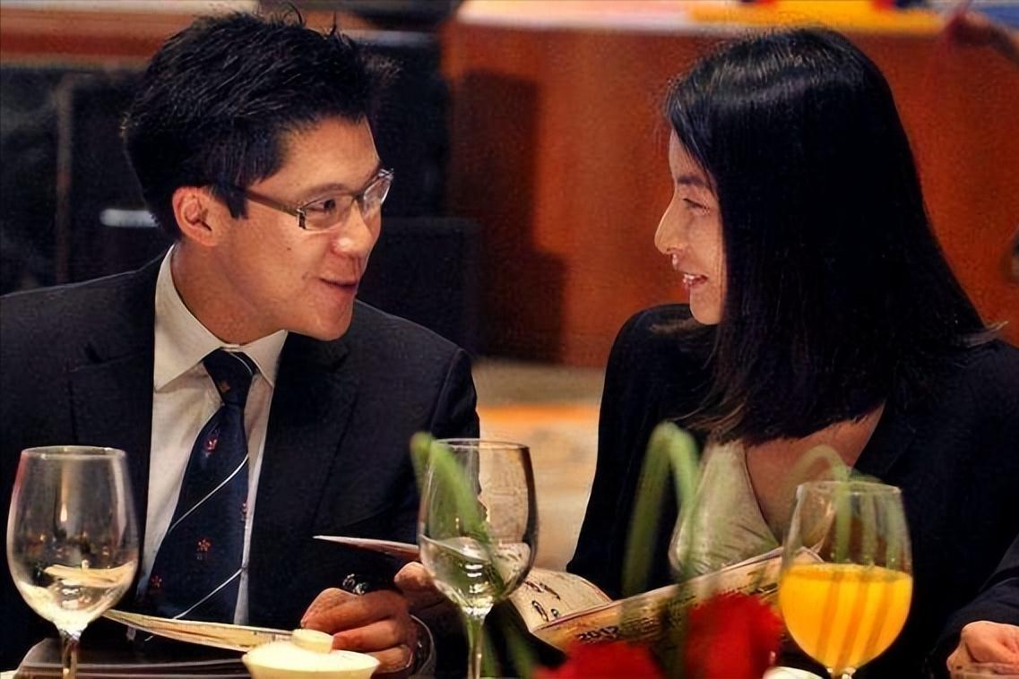 郭晶晶背小布包和老公上街购物 (郭晶晶用的帆布爱马仕包)