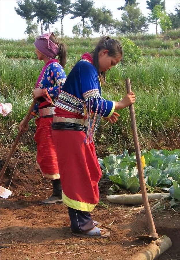 泰国服饰的从古至今的变化,泰国传统服饰和中国传统服饰