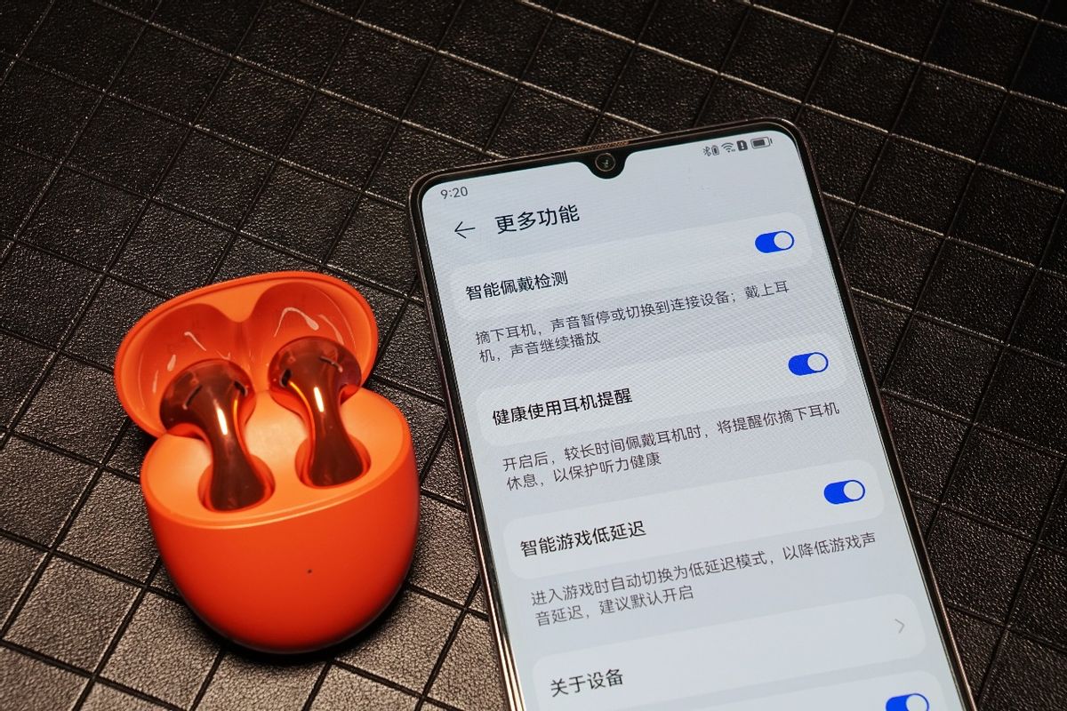 华为耳机freebuds5蓝色试戴效果,华为水滴耳机freebuds5值得买吗