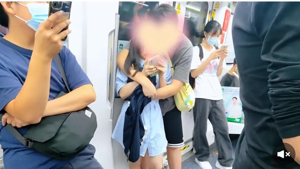 不同年龄阶段，怎么看待情侣在公共场所亲亲我我、搂搂抱抱的行为