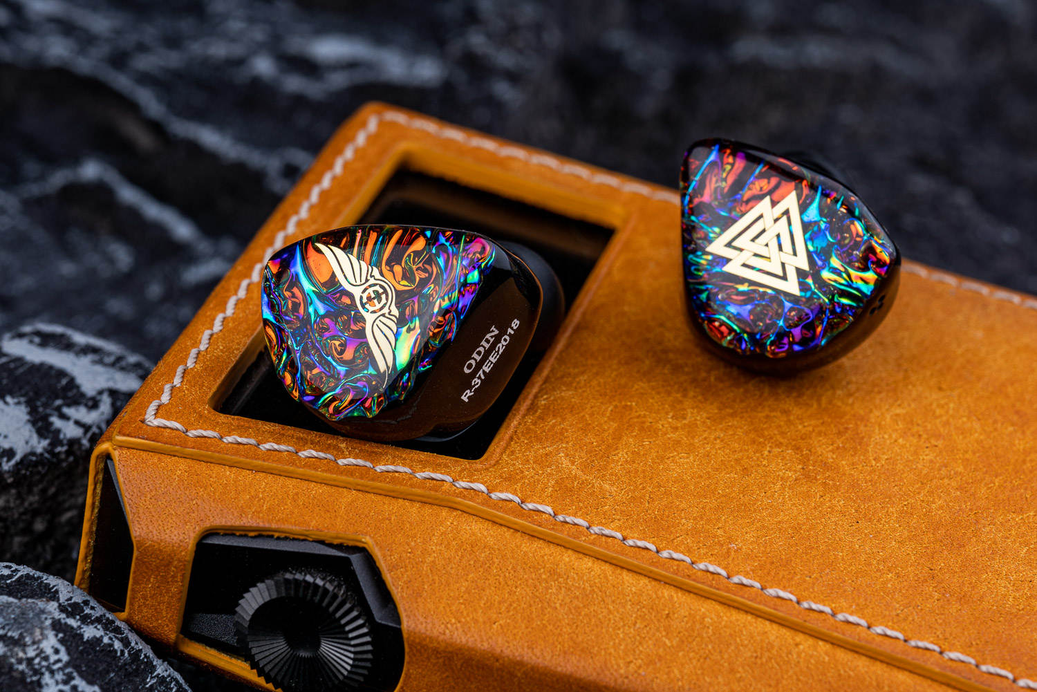 摘下面具暴露本性,摘下虚伪的面具看清自己