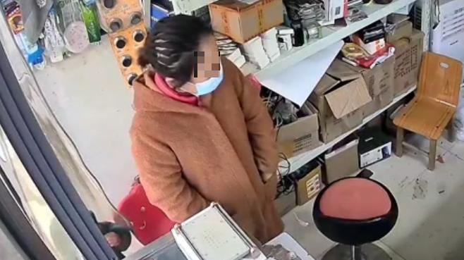 女子给手机贴膜时顺走老板手机！