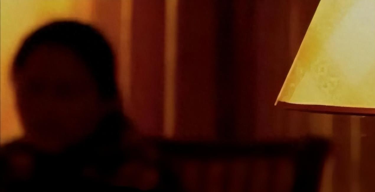 男子和妻子嬉戏打闹,男子和妻子打闹不料摔倒