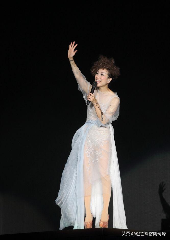 这些女明星真是把“诱惑”玩到了极限,半露*裤内**、露下乳?