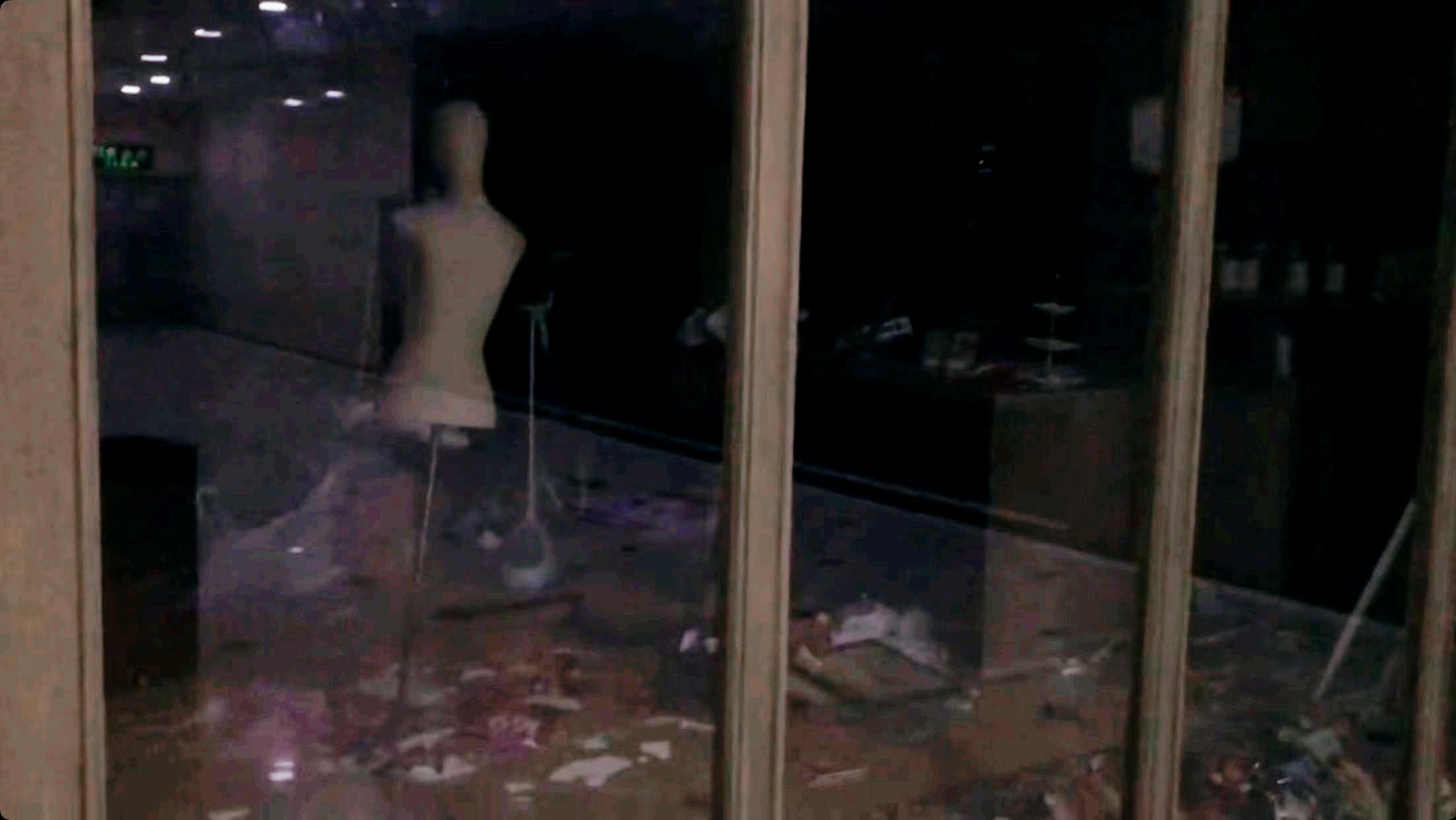 昔日繁华的大街如今空荡荡的,昔日繁华地带如今冷冷清清