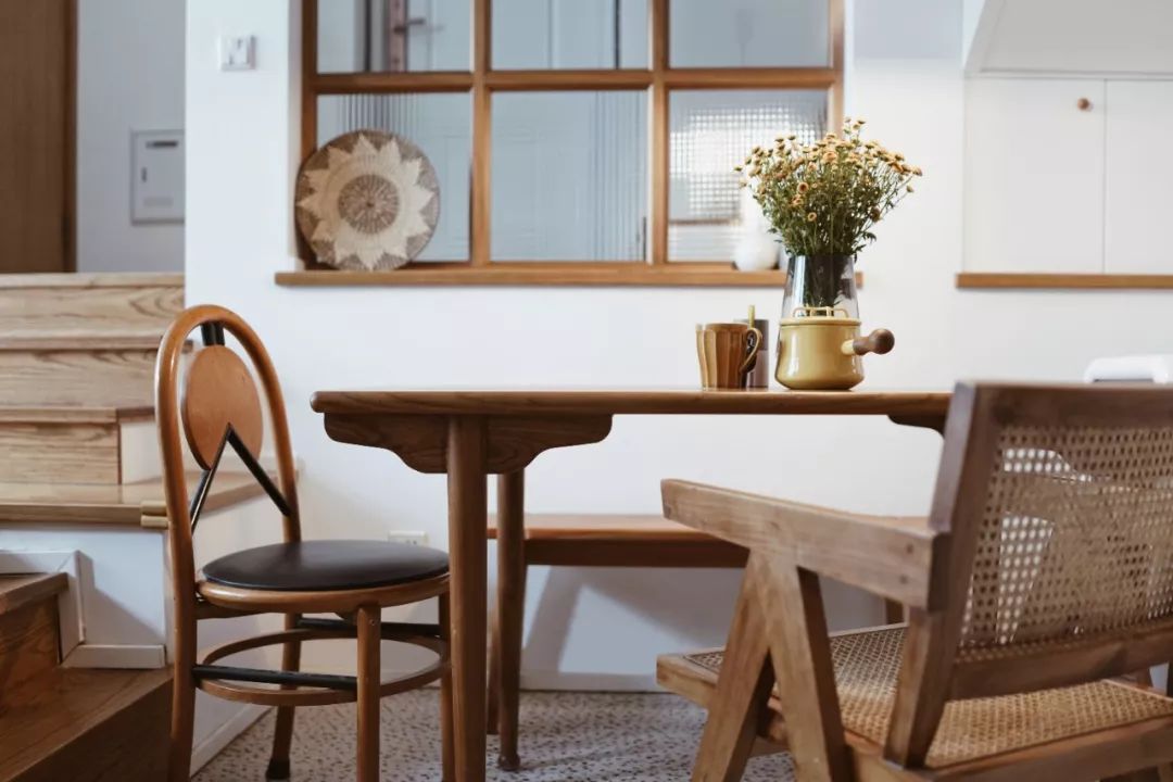 她买下32㎡老旧学区房，为女儿打造小桃园，还有20㎡超舒适大庭院