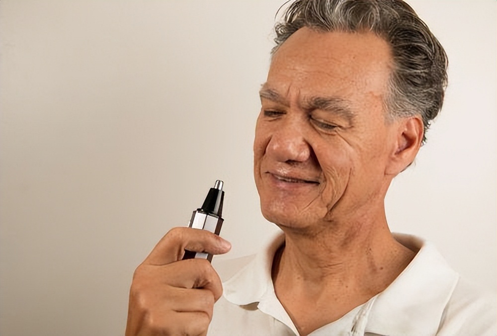 男人鼻毛旺盛说明什么,鼻毛总窜出来的男人暗示了什么