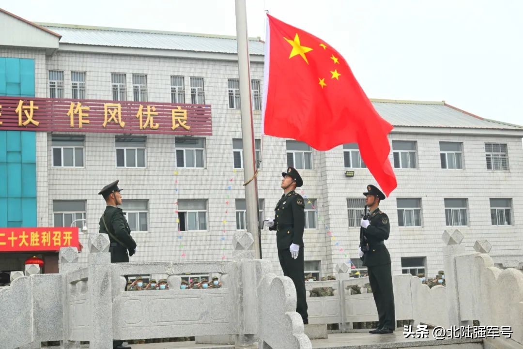 敬礼鲜艳的五星红旗,鲜艳五星红旗下敬礼视频