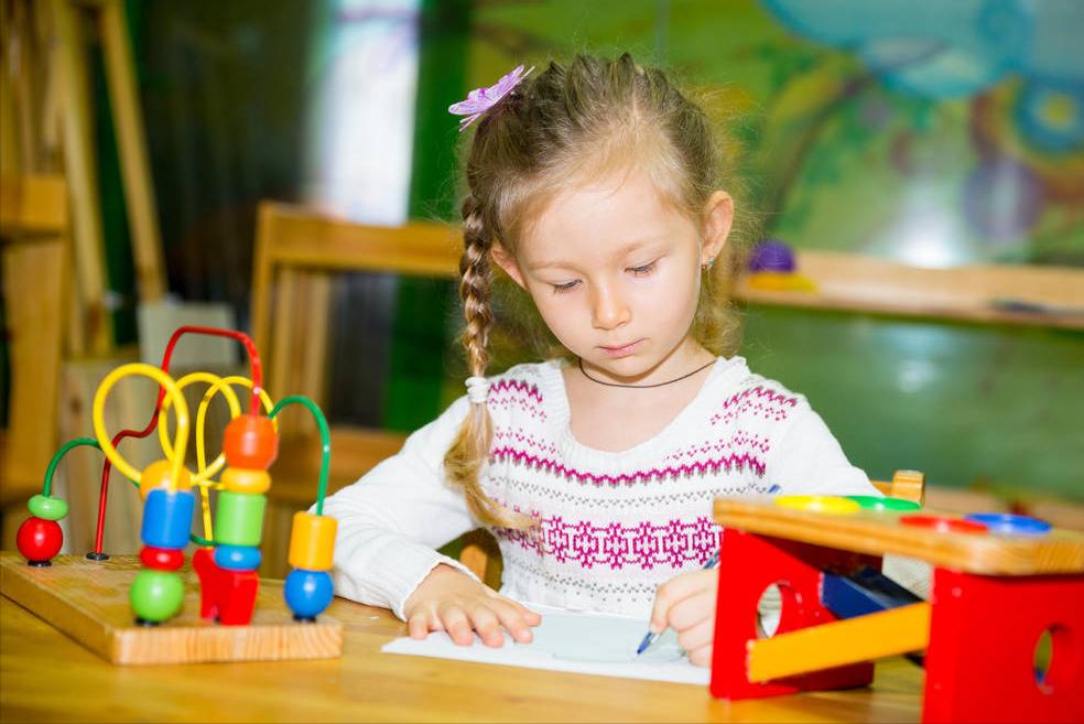 宝宝天生左撇子，到底要不要纠正，听听“神经科医生”怎么说