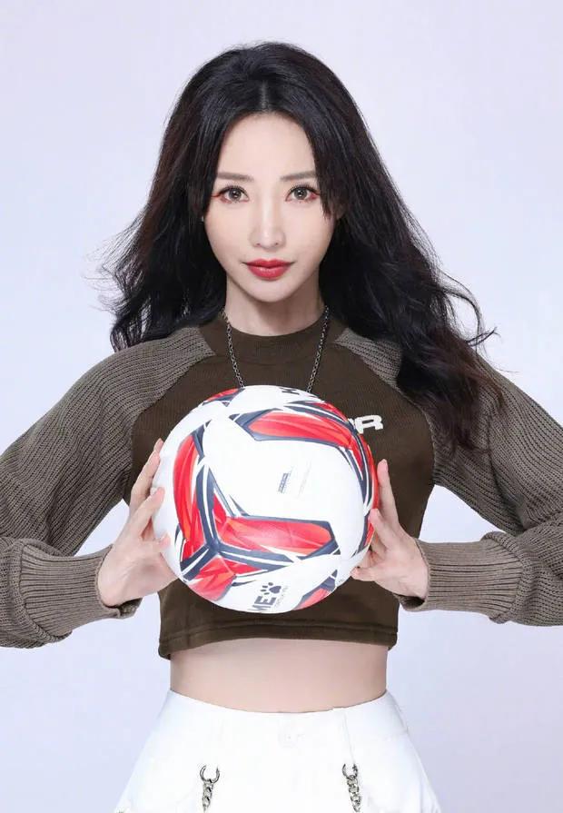 柳岩是怎么成为足球宝贝的,柳岩化身足球宝贝助威世界杯