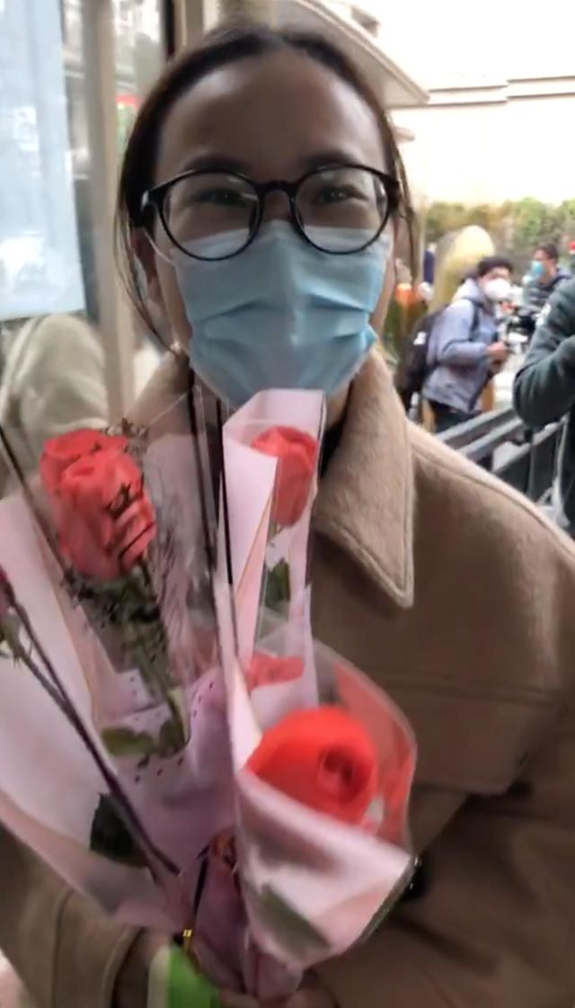 东新园解封！现场有人送来了88朵玫瑰