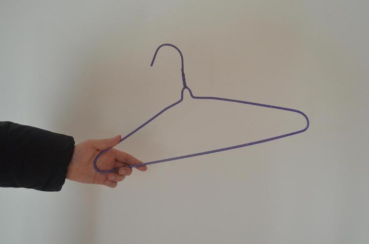 旧衣架不要扔把它折一折放卫生间,废弃衣架别丢了这样用很方便