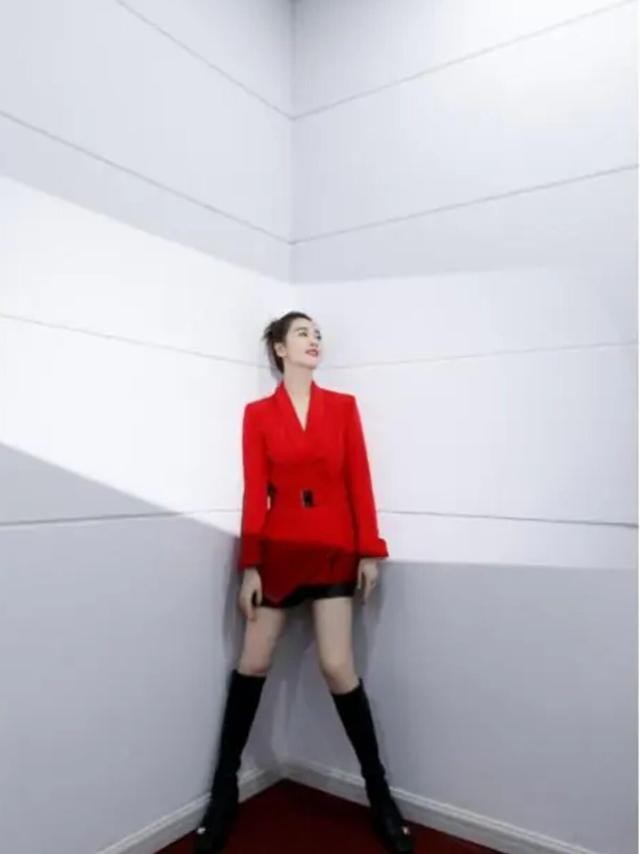 左小青最美的穿搭图西服,左小青黑色吊带裙白西装