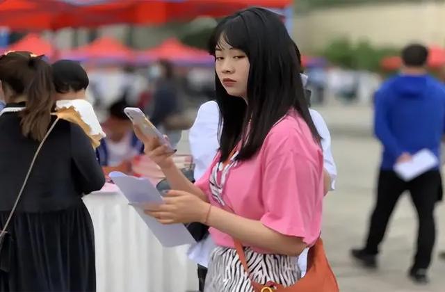 毕业生“广撒网”式投简历，却都石沉大海，HR直言不会看这些简历