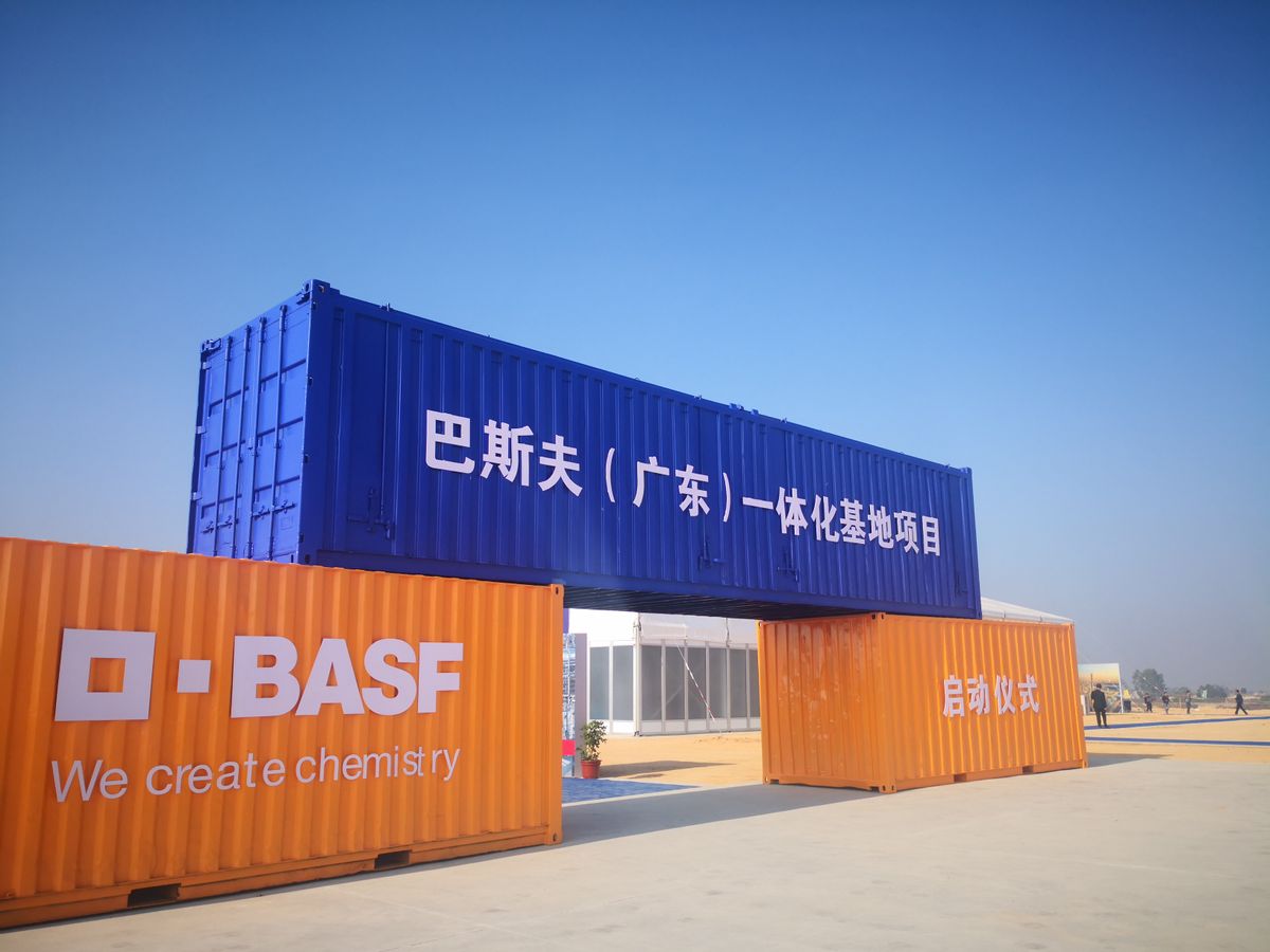 美俄的天然气，都在往中国卖，上百艘LNG巨轮，正从中国驶向欧洲