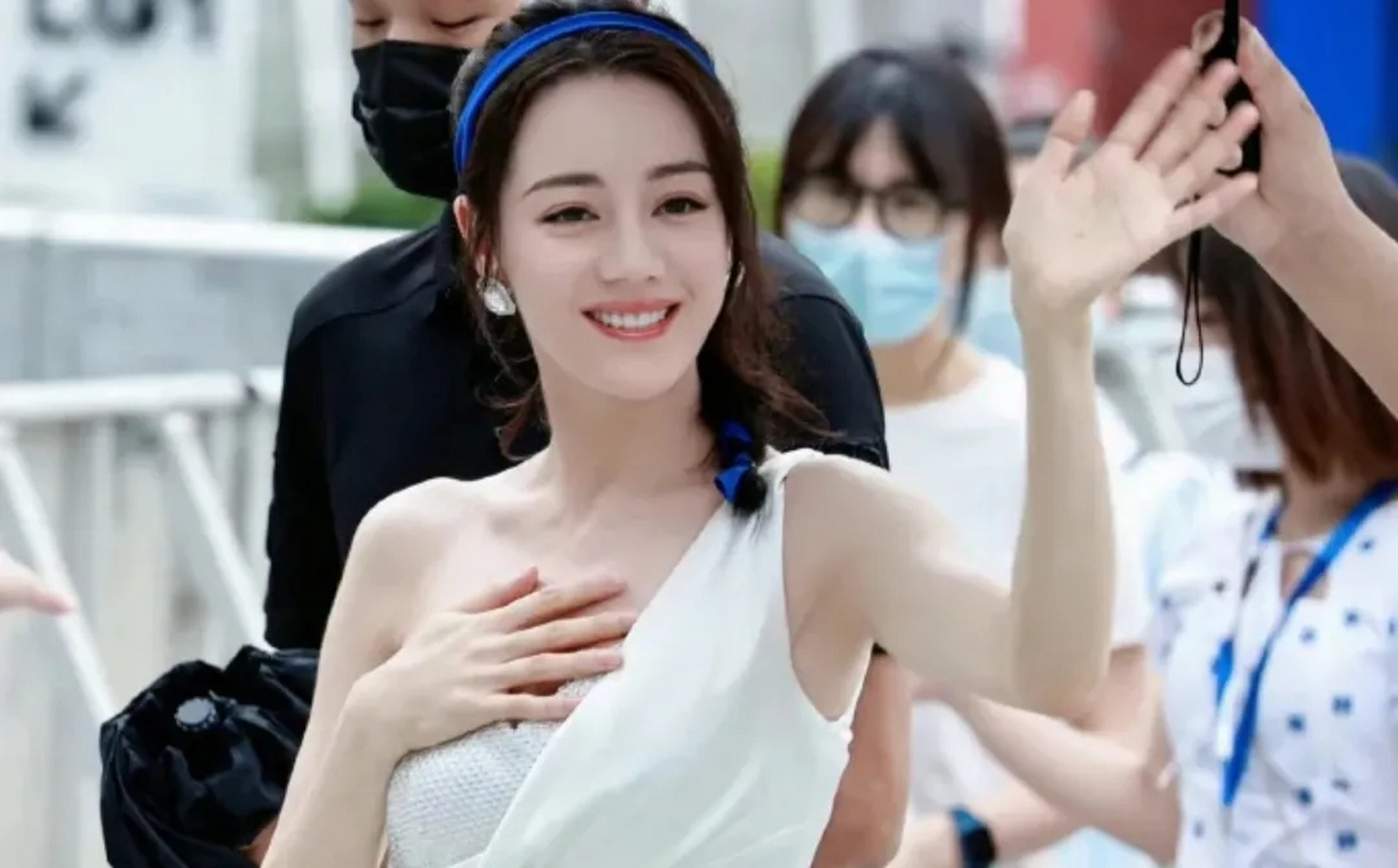 “酥胸半露”却偏要捂着,故作矜持,有一种尴尬叫迪丽热巴玩性感