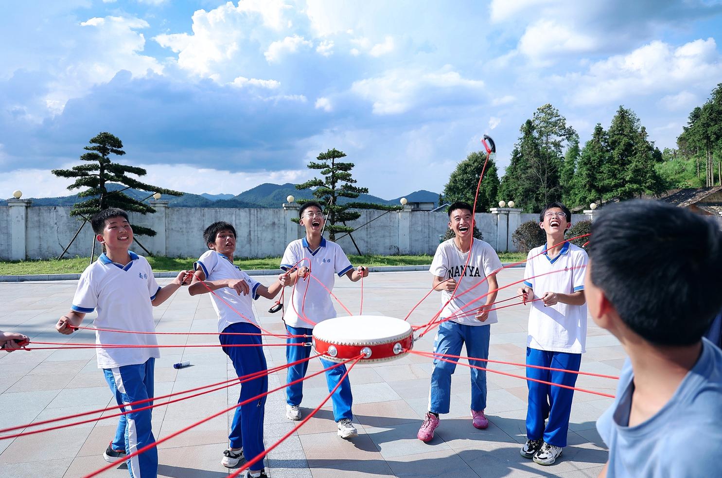 披荆斩棘矢志兴邦—记南雅中学初2013班主题研学